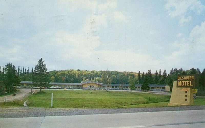 Westwood Motel (Days Inn Wyndham Marquette) - Vintage Postcard